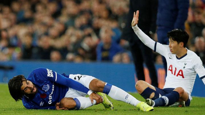 Pemain Everton, Andre Gomes, mengeram kesakitan sambil memegang kakinya usai dijegal gelandang Tottenham Hotspur Son Heung-min dalam pertandingan Liga Inggris di Goodison Park, Liverpool, Senin 4 November 2019. (Foto: REUTERS/Andrew Yates)