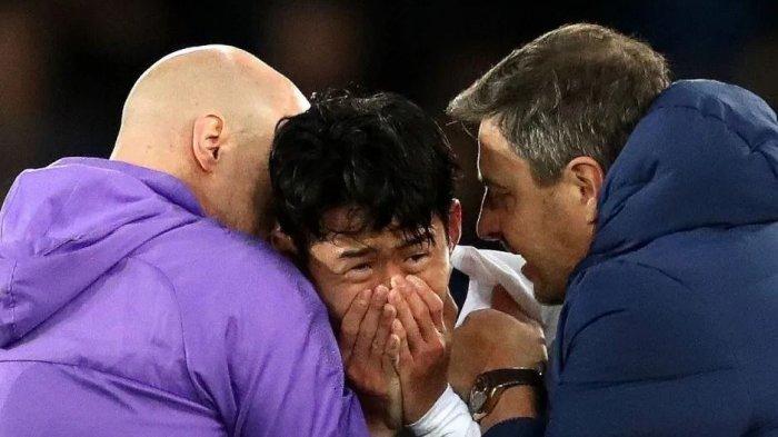 Gelandang Tottenham Hotspur Son Heung-min menangisi tragedi Andre Gomes.