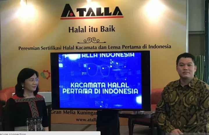 Peluncuran produk kacamata halal besutan PT Atalla Indonesia oleh Direktur Jenderal Industri Kecil Menengah dan Aneka Kementerian Perindustrian Gati Wibawaningsih bersama Direktur PT Atalla Indonesia Wenjoko Sidharta di Gran Melia Kuningan, Jakarta, Selasa 5 November 2019. (Foto: Antara/Sella Panduarsa Gareta)