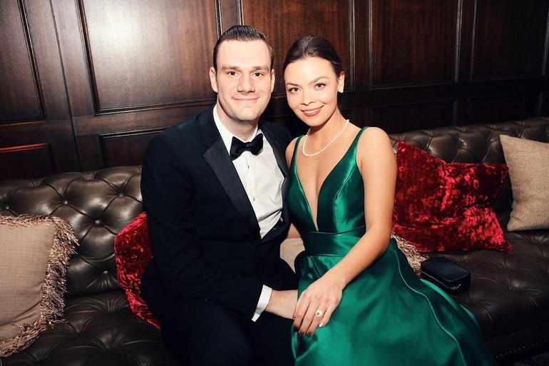 Artis Scarlett Byrne dan pewaris Majalah Playboy, Cooper Hefner, di sebuah kantor pengadilan di California, AS. (Foto: Instagram Scarlett Byrne)