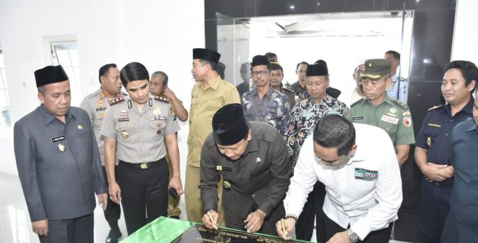 Bupati Pasuruan menandatangani prasasti gedung pelayanan publik Kejari Pasuruan. (Foto: Dok Humas)