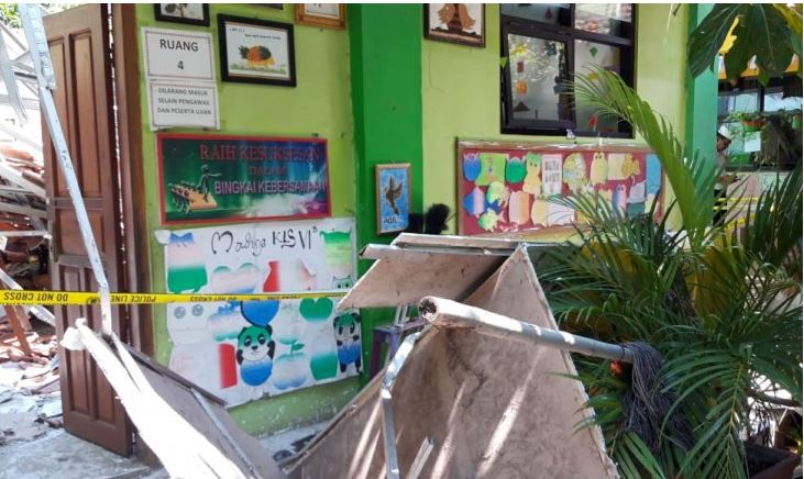 Atap SDN Gentong di Kecamatan Gadingrejo, Kota Pasuruan, yang ambruk pada Selasa 5 November 2019 pagi yang menyebabkan satu guru dan siswa meninggal dunia serta 11 siswa lainnya mengalami luka-luka. (Foto: Antara/Umarul Faruq)