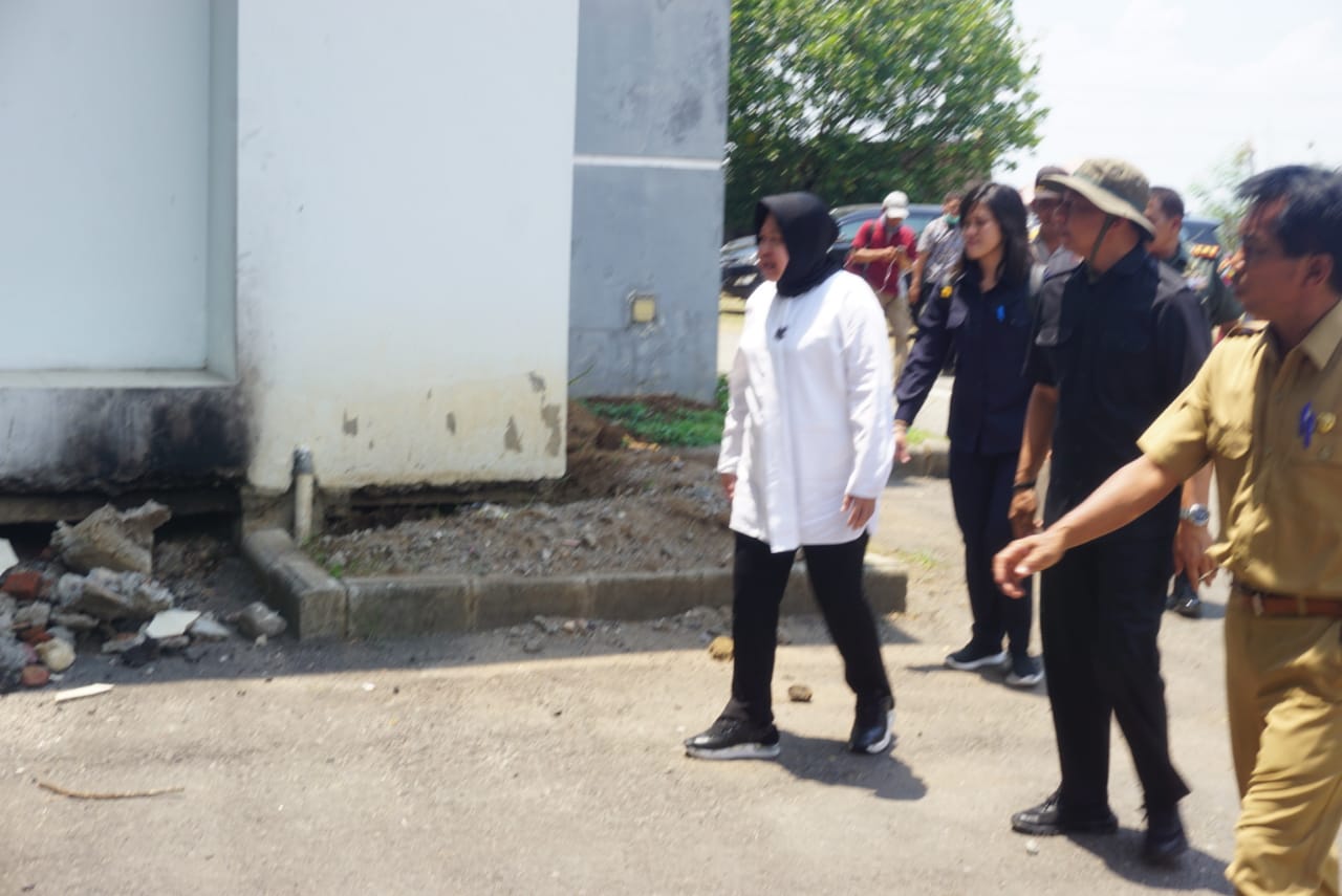 Tri Rismaharini saat sidak ke Gelora Bung Tomo. (foto: istimewa)