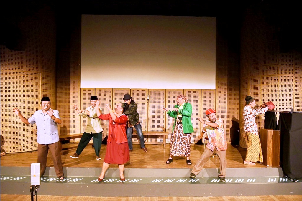 Teater Gandrik ketika mementaskan reportoar, selalu berlatih suntuk. (Foto: Istimewa)