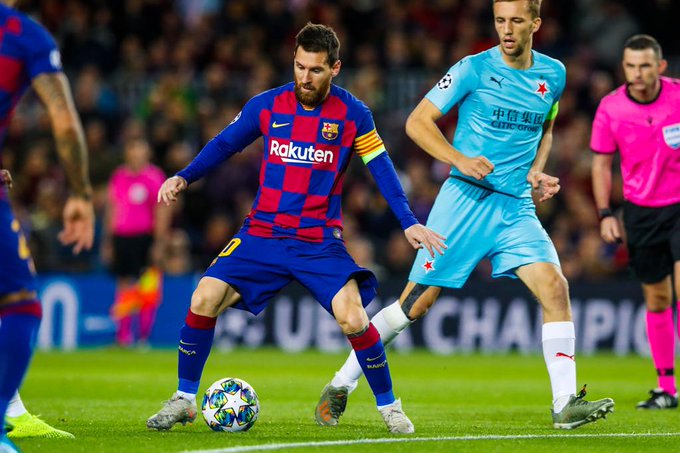 Leonel Messi membuka peluang gol ke gawang Slavia dalam lanjutan laga ke-4 Liga Chmpions Grup F. (Foto: Twitter/@FCBarcelona))