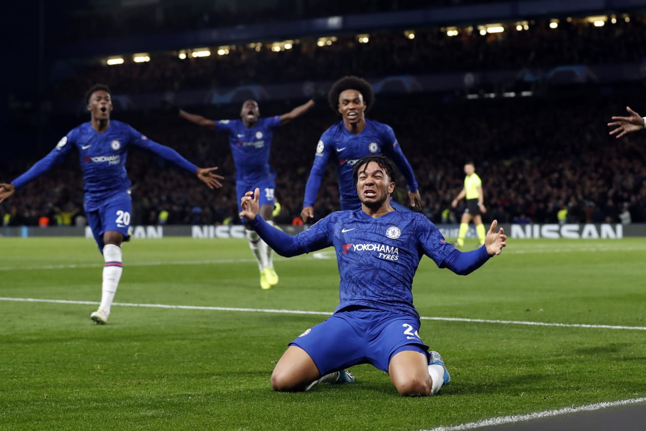 Recce James berselebrasi setelah mencetak gol keempat untuk Chelsea, sekaligus sebagai gol penyeimbang. (Foto: Twitter/@ChelseaFc)