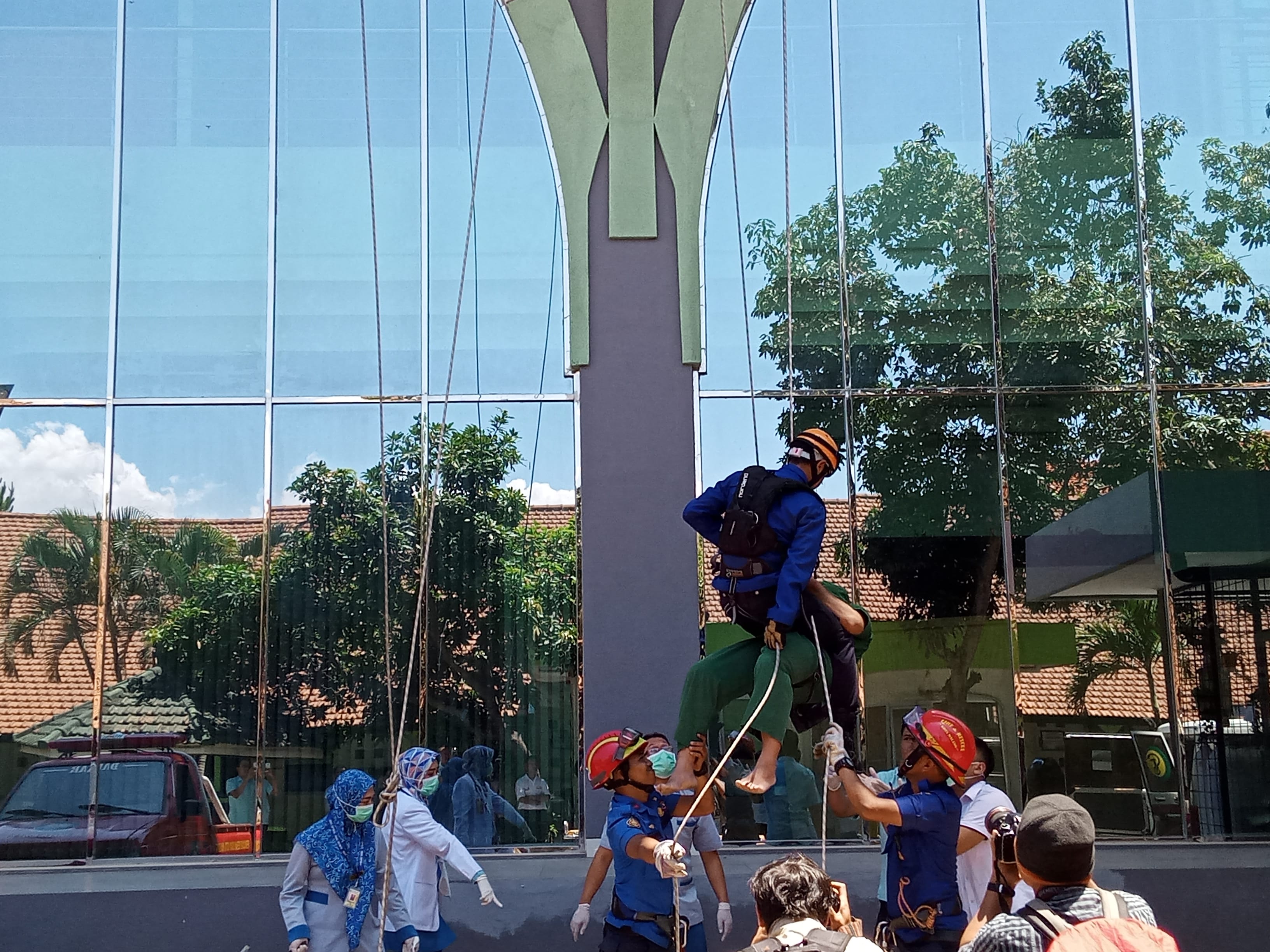 Proses simulasi vertical rescue dengan sistem tandem oleh Damkar Kota Malang di RSI Unisma (Foto: Theo/ngopibareng.id)