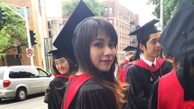 Risa Santoso, saat wisuda di Amerika. (Foto: Instagram @santosorisa)