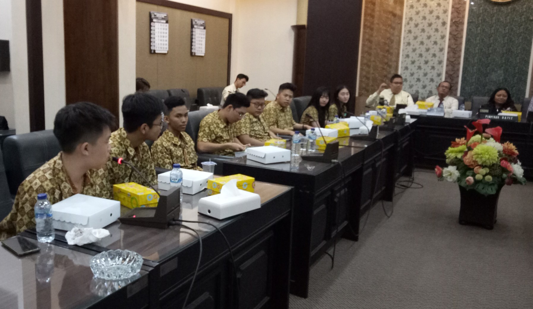 Wilbert (murid SMAK St.Hendrikus) yang sedang bertanya mengunakan mic kepada anggota DPRD Jatim dalam acara field trip (Foto: Pita/Ngopibareng.id)