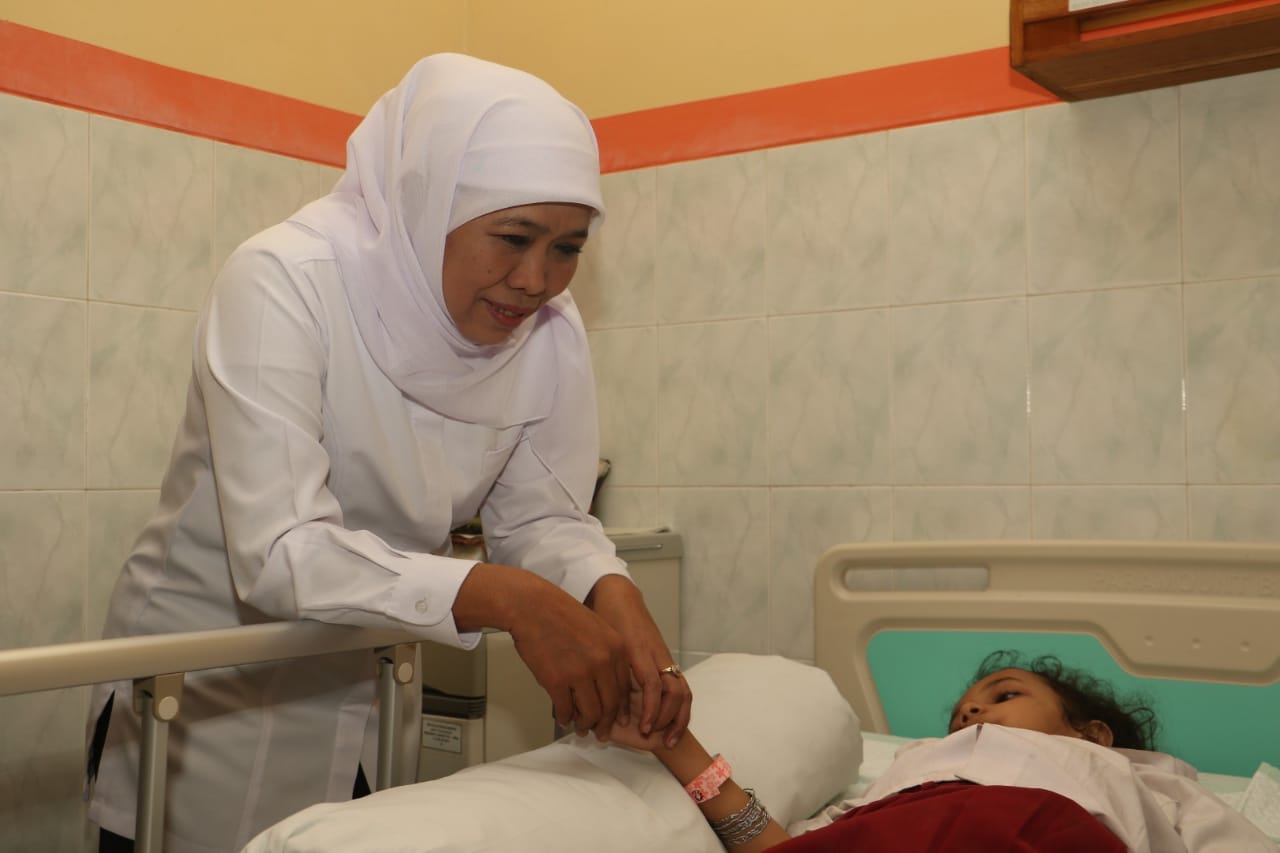 Gubernur Khofifah menjenguk korban ambruknya atap sekolah di RSUD Soedarsono, Pasuruan. (Foto: Istimewa) 