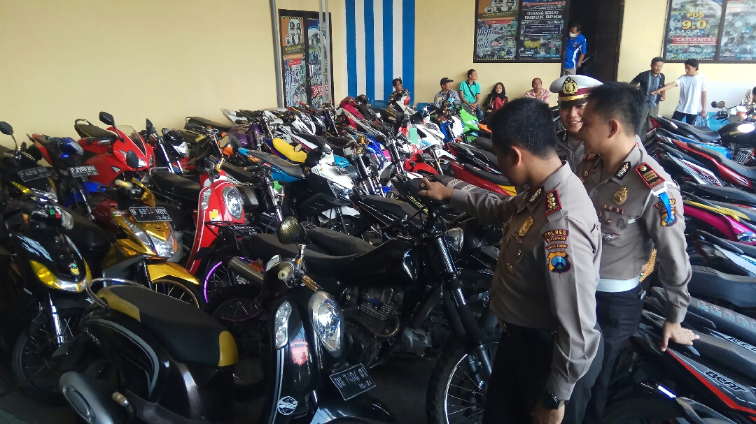 Kapolres Banyuwangi AKBP Taufik Herdiansyah Zeinardi memeriksa motor yang diamankan selama operasi Zebra 2019. (Foto: Hujaini/Ngopibareng.id)