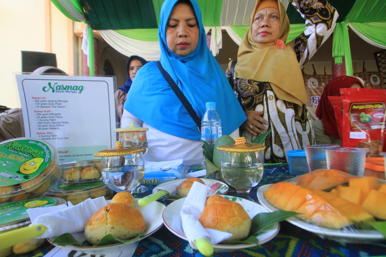 SUASANA Ekspo Mangga di halaman Museum Probolinggo yang diikuti 58 UMKM. (Foto: Ikhsan/ngopibareng.id)