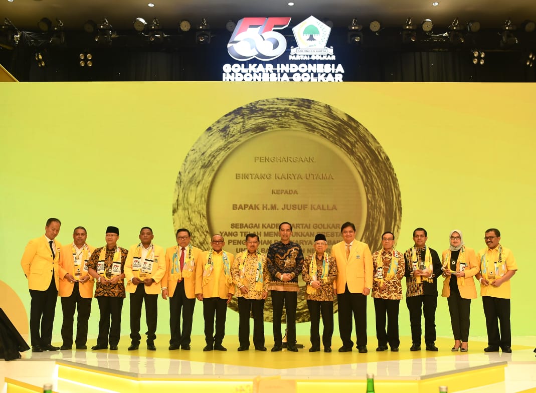 Presiden Joko Widodo bersama Jusuf Kalla dan sejumlah petinggi Partai Golkar pada HUT Golkar ke-55. (Foto: Setpres)