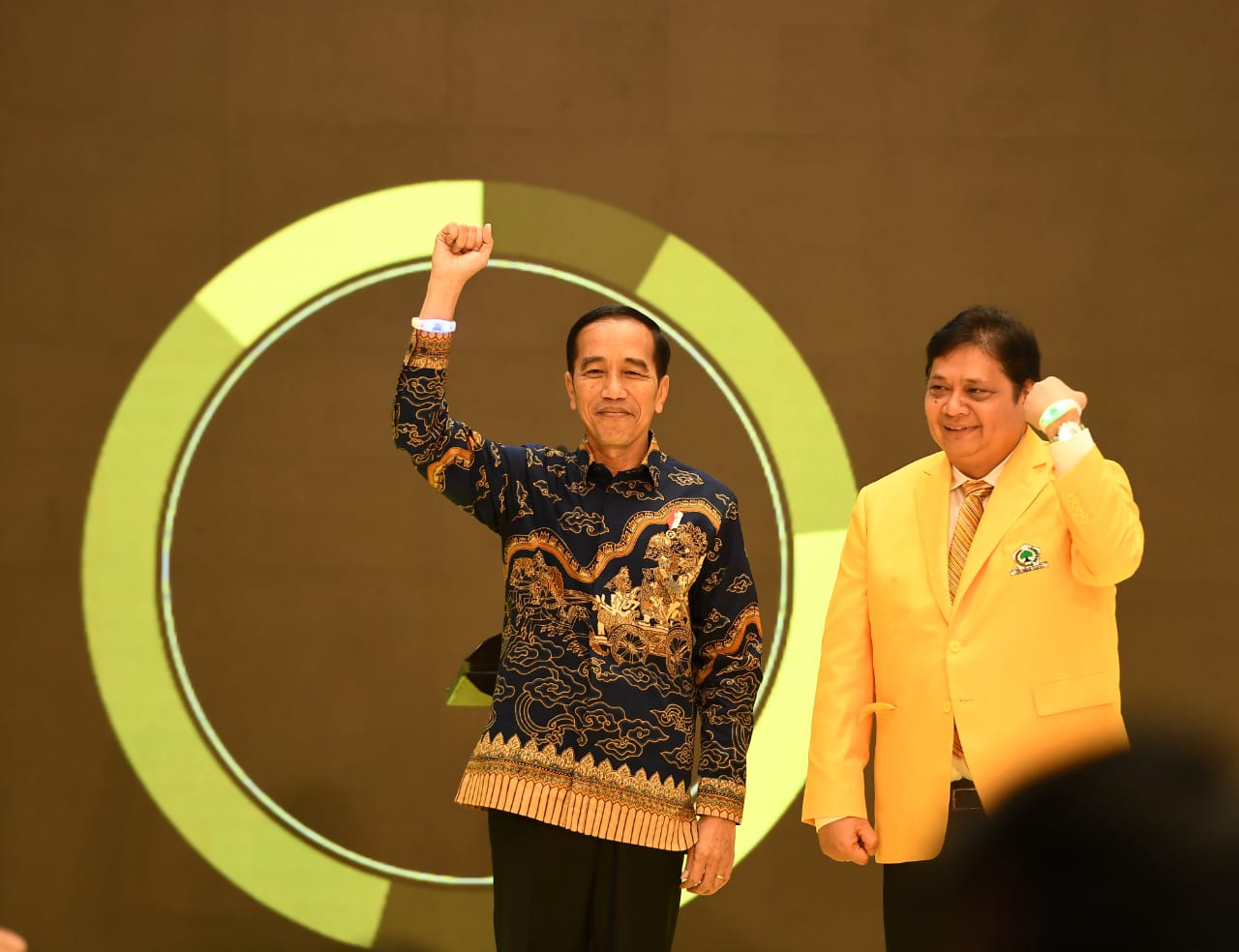 Presiden Joko Widodo bersama Ketua Umum Partai Golkar Airlangga Hartarto, pada peringatan HUT ke-55 Golkar. (Foto: Setpres)