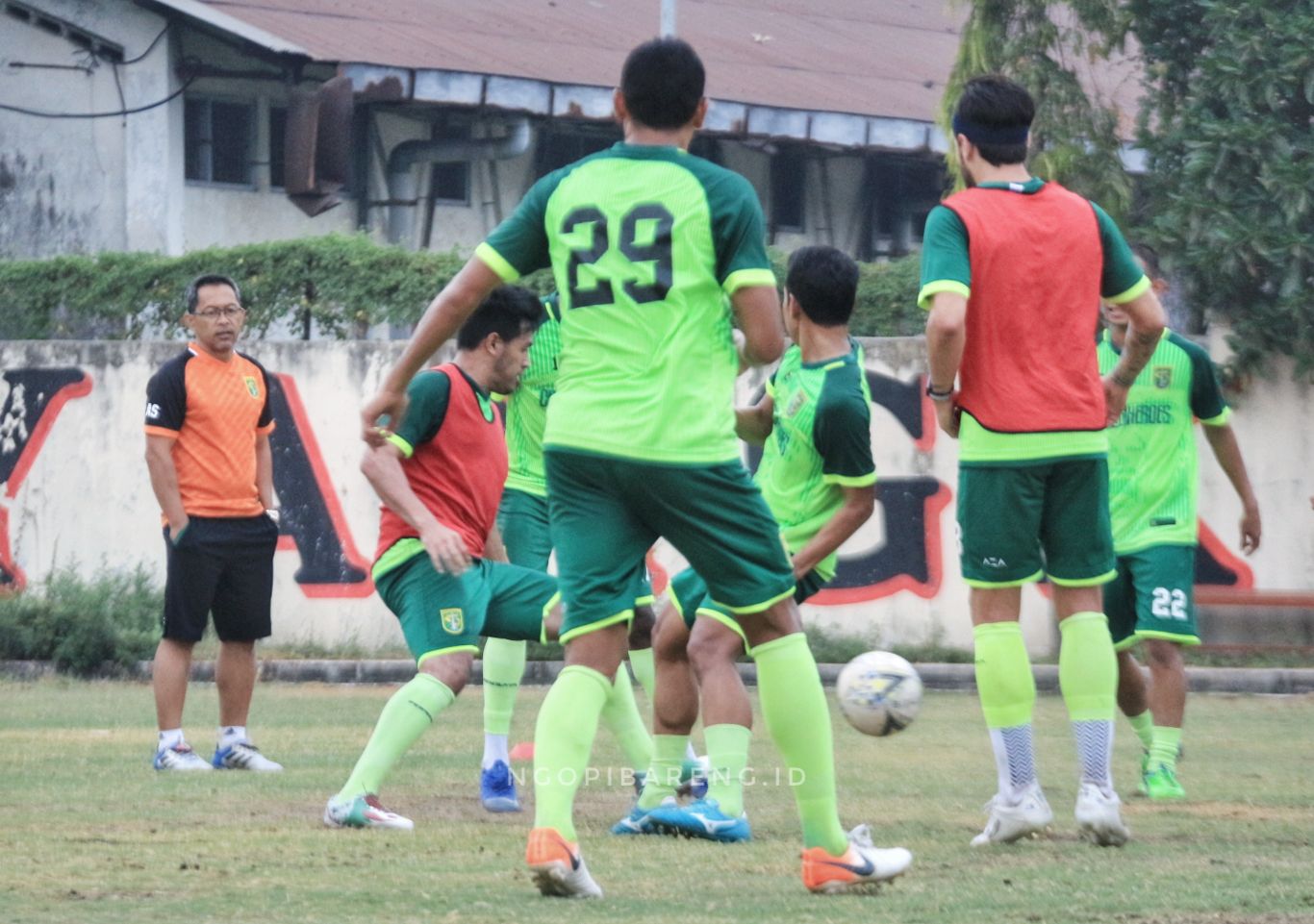 Skuat Persebaya saat dilatih oleh Aji Santoso. (Foto: Haris/Ngopibareng.id)