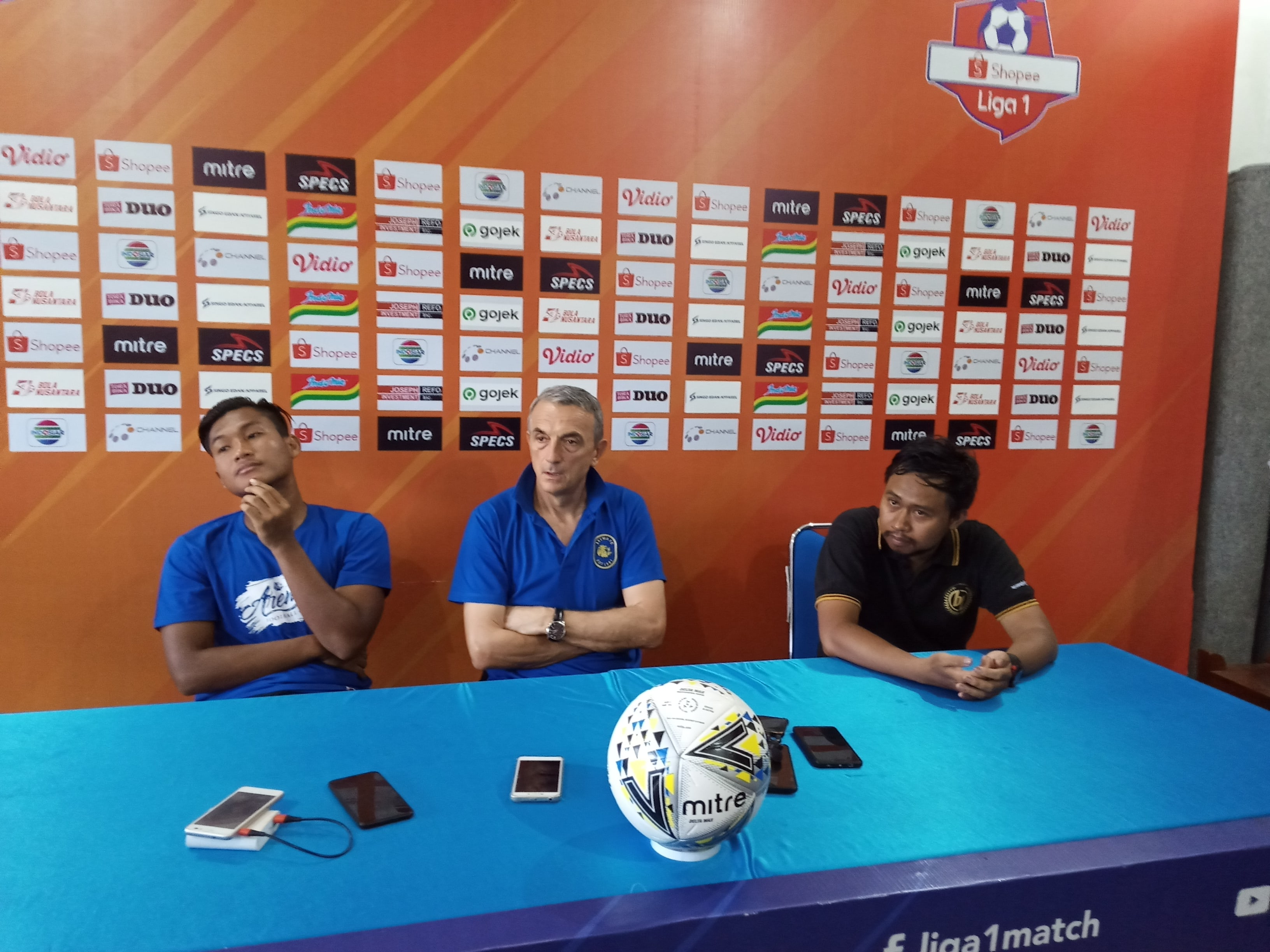 Striker Arema FC, Nur Hardianto (kiri), Pelatih Arema FC, Milomir Seslija (tengah) dan Media Officer Arema FC, Sudarmaji (kanan) saat sesi konferensi pers di Kantor Arema FC. (Foto: Theo/ngopibareng.id)