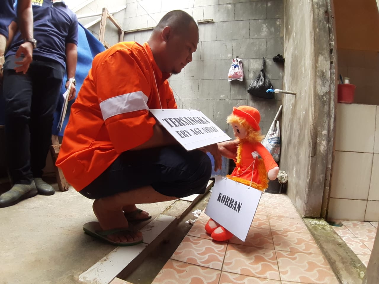 Tersangka penganiayaan anak tiri, Ery Age Anwar, saat melakukan adegan rekonstruksi. (Foto: Theo/ngopibareng.id)