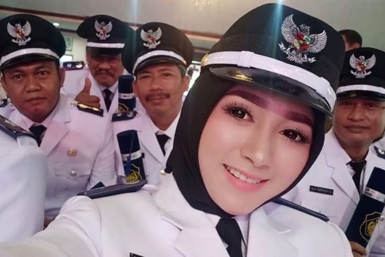 Angely Emitasari pose bersama sejumlah kepala desa, usai pelantikan pelantikan Kepala Desa se-Kabupaten Lamongan, Jawa Timur, Kamis, 7 November 2019. (Foto: Dok. pribadi)