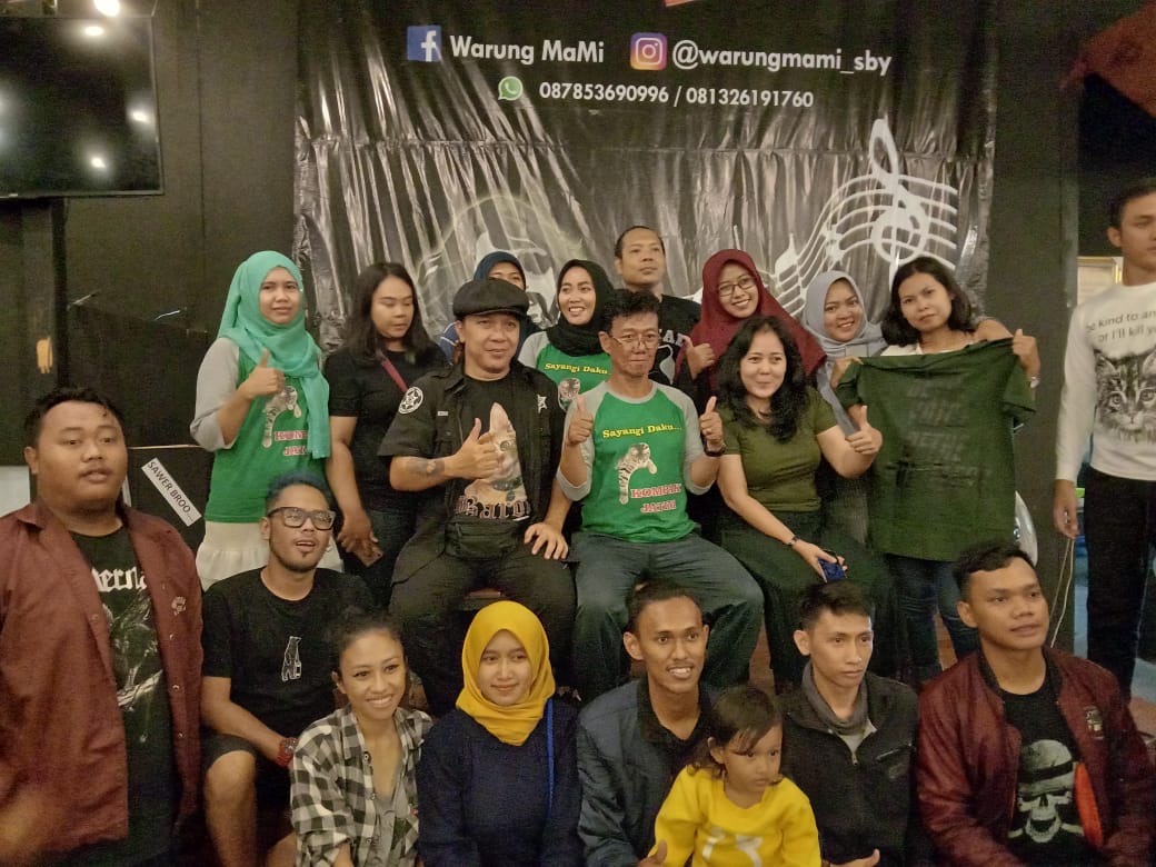 Ketua Animal Defender, Doni Herdaru (bertopi hitam), saat acara meet and greet bersama pecinta hewan di Surabaya. (Foto: Faiq/Ngopibareng.id)