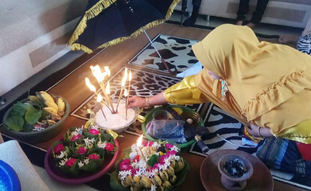 Sebelum pelaksanaan Adat Saulak, pelaksana adat menyiapkan perlengkapan yang dibutuhkan. (Foto:hujaini/ngopibareng.id)