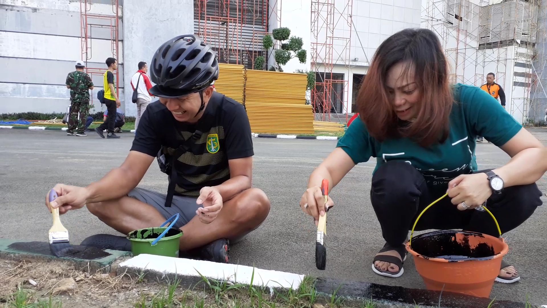 Presiden Persebaya, Azrul Ananda (AZA) bersama salah satu Bonita (Bonek wanita) melakukan pengecatan Stadion Gelora Bung Tomo (GBT), Jumat 8 November 2019 pagi. (Foto: Haris/ngopibareng.id)