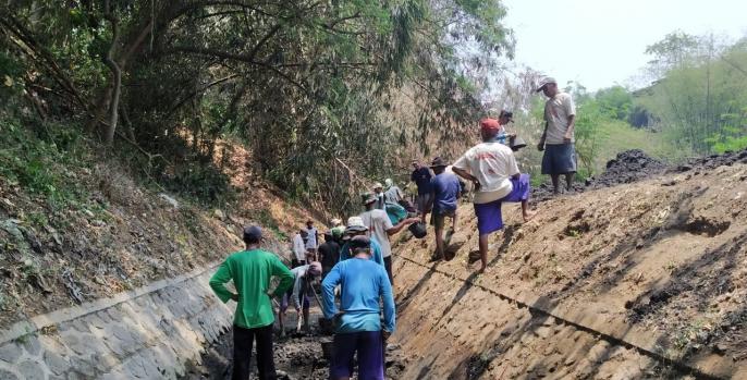 Kegiatan normalisasi saluran irigasi di Pasuruan. (Foto: Dok Humas)