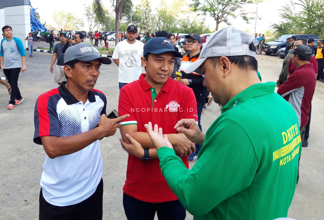 Sekretaris Asprov PSSI Jatim, Amir Burhanuddin bersama Dispora Surabaya dan Bappeko Surabaya, Eri Cahyadi. (Foto: Haris/Ngopibareng.id)