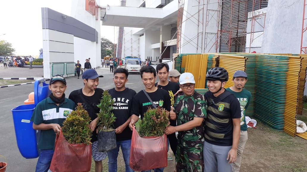 Bonek Mania bersama presiden tim Persebaya, Azrul Ananda.. (Foto: Haris/ngopibareng.id)