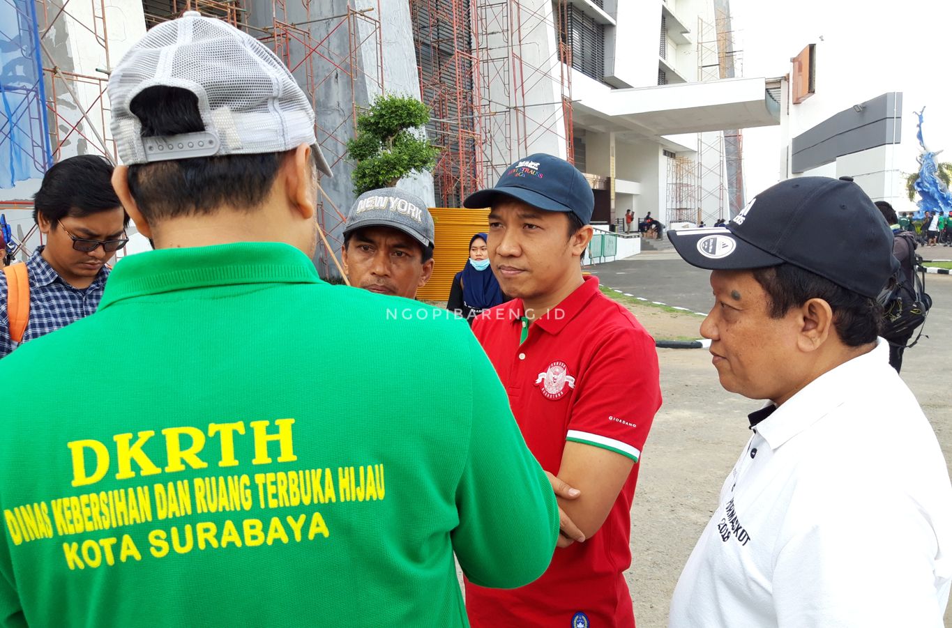 Sekretaris Asprov PSSI Jatim, Amir Burhanuddin saat berbincang dengan Ketua Bappeko Surabaya, Eri Cahyadi, dan Kadispora Surabaya, Afgani Wardhana. (Foto: Haris/Ngopibareng.id)