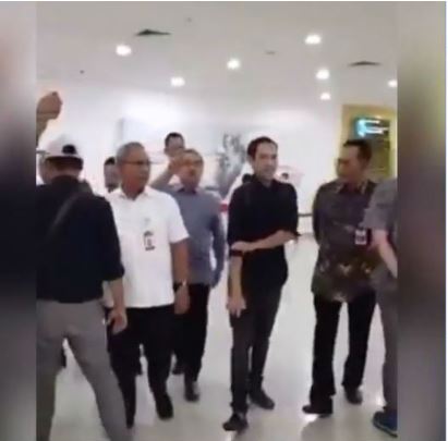 Penampilan santai ala Menteri Pendidikan dan Kebudayaan (Mendikbud) Nadiem Makarim, saat kunjungan kerja di SDN Gentong yang ambruk. (Foto: Instagram)