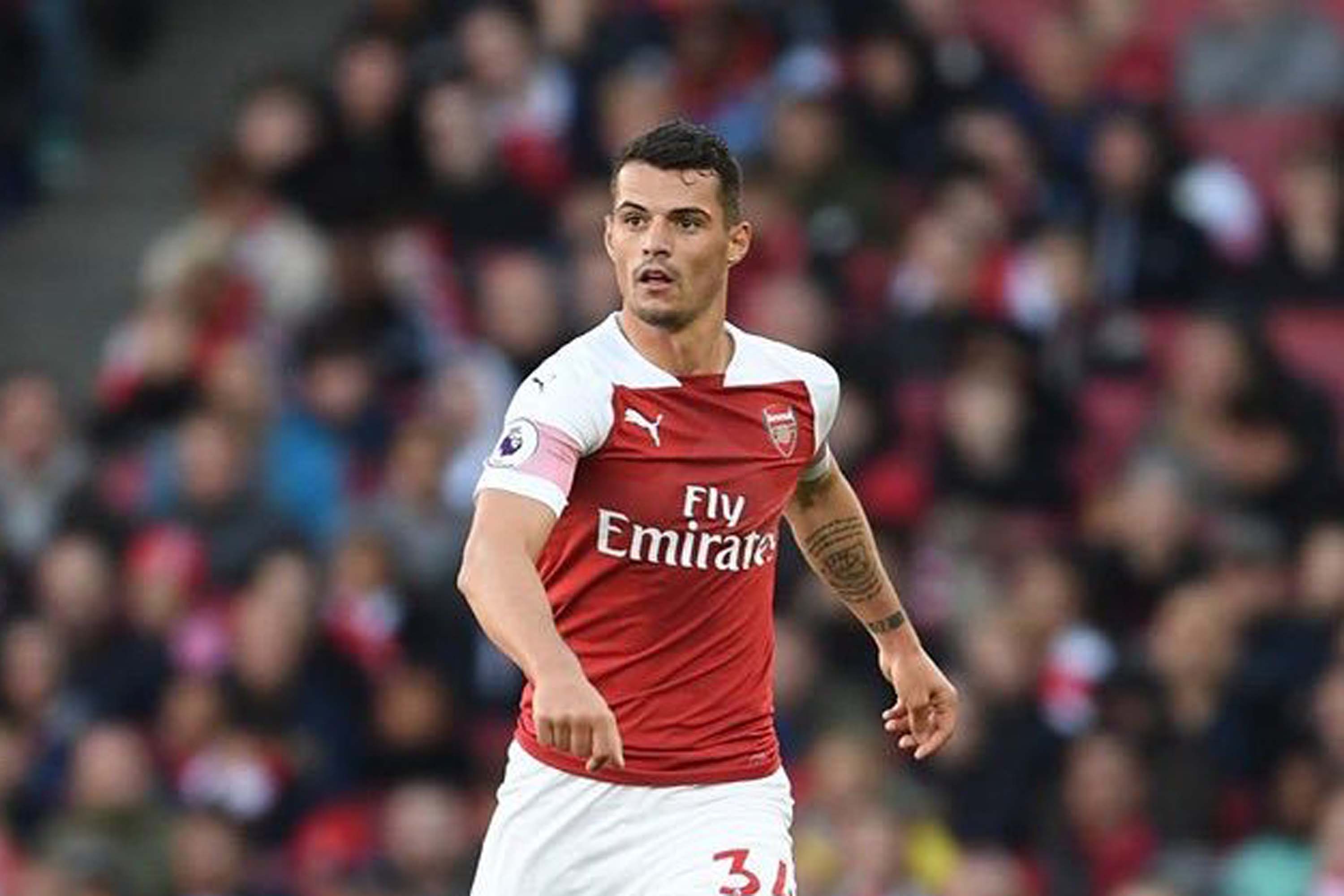 Ban kapten Granit Xhaka baru saja dicopot oleh Unai Emery. (Foto: Twitter/@