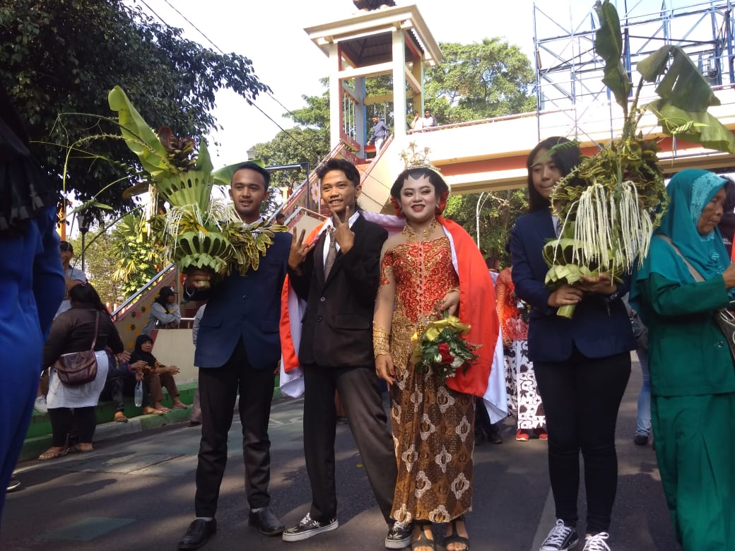 Salah satu pengantin dalam acara arak-arakan nikah massal di Malang (Foto: Theo/ngopibareng.id)