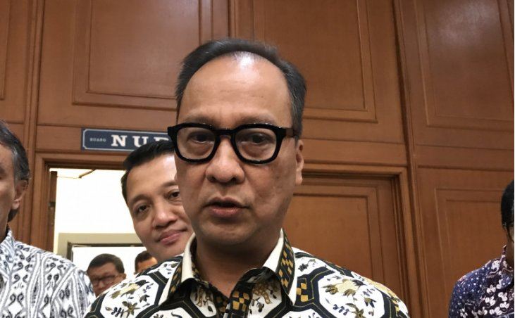  Menteri Perindustrian Agus Gumiwang Kartasasmita ditemui usai memimpin rapat Tim Nasional Peningkatan Penggunaan Produksi Dalam Negeri (P3DN) di Jakarta, Jumat 8 November 2019. (Foto: Antara/Sella Panduarsa Gareta)