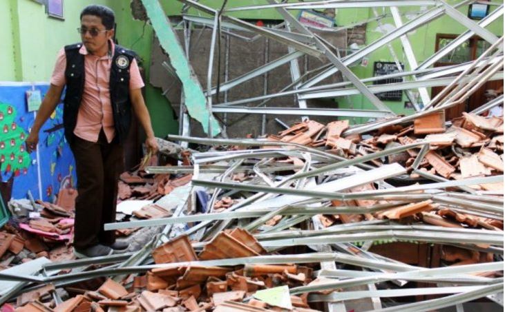  Tim labfor melakukan olah TKP kelas yang ambruk di Sekolah Dasar (SD) Negeri Gentong, Kecamatan Gadingrejo, Pasuruan, Jawa Timur, Selasa 5 November 2019. (Foto: Antara/Umarul Faruq)