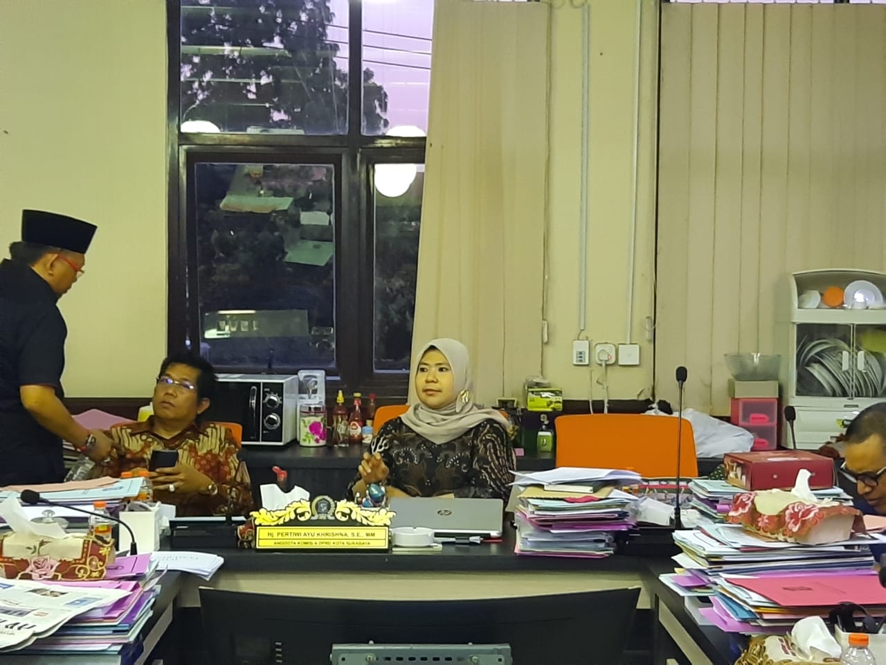 Camelia Habiba setelah memimpin rapat Kecamatan di Ruang Rapat Komisi A DPRD Kota Surabaya. (foto: Alief/ngopibareng.id)