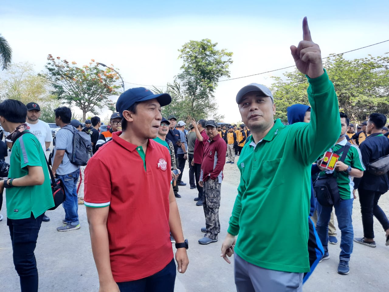 Kepala Bappeko Surabaya Eri Cahyadi saat berdiskusi dengan Sekjen PSSI Jawa Timur Amir Burhannudin di Gelora Bung Tomo, Surabaya. (Foto: Alief/Ngopibareng.id)