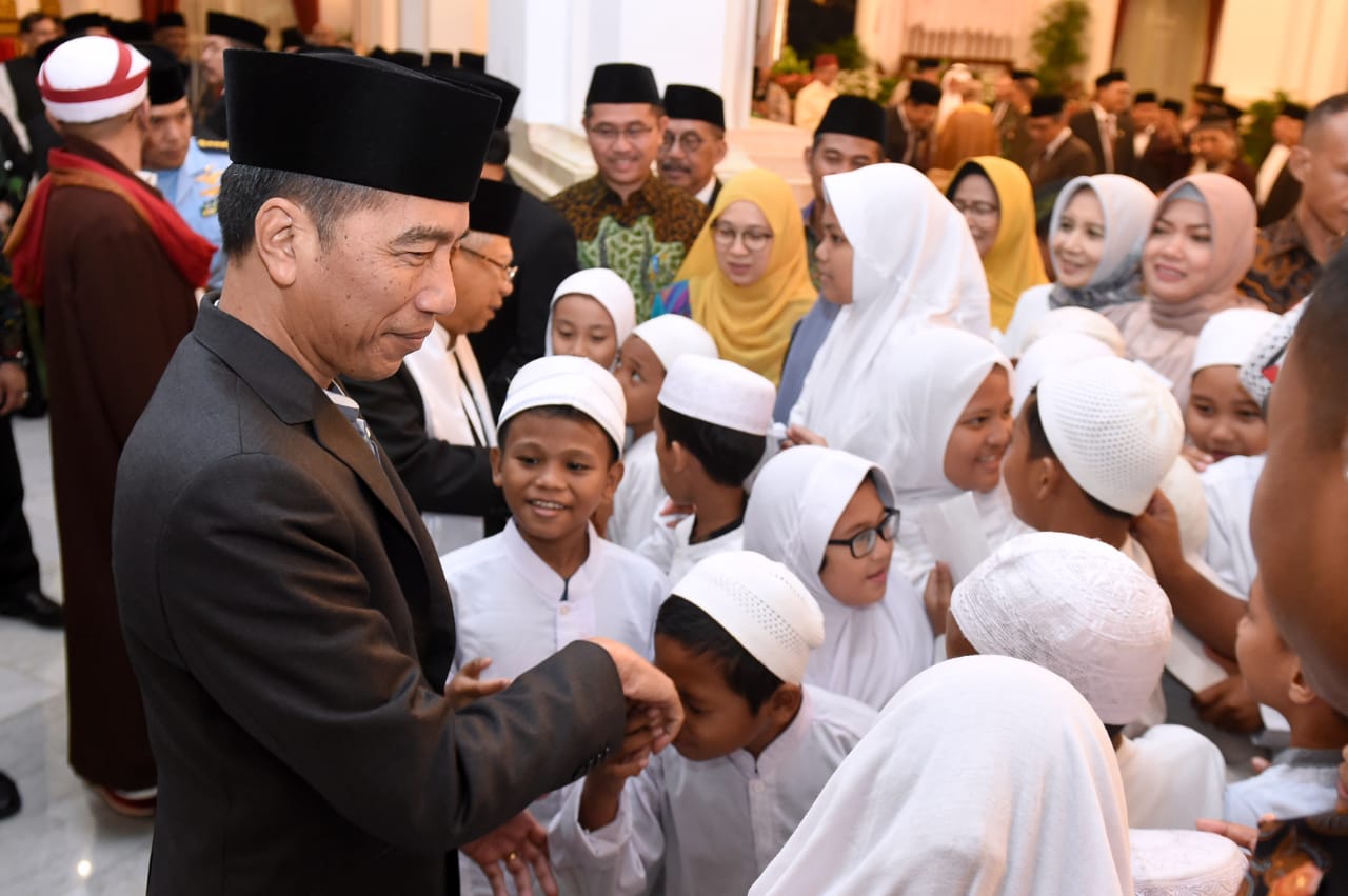 Presiden Joko Widodo ketika menyapa anak-anak dan para undangan di Istana Negara. (Foto: Setpres)