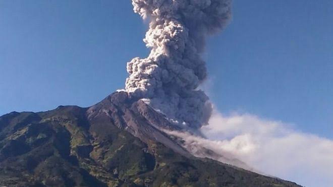 Awan panas letusan Gunung Merapi pada Sabtu 9 November 2019 pukul 06. 21 WIB terpantau dari Dusun Kaliadem, Kepuharjo, Cangkringan. (Foto: Antara)