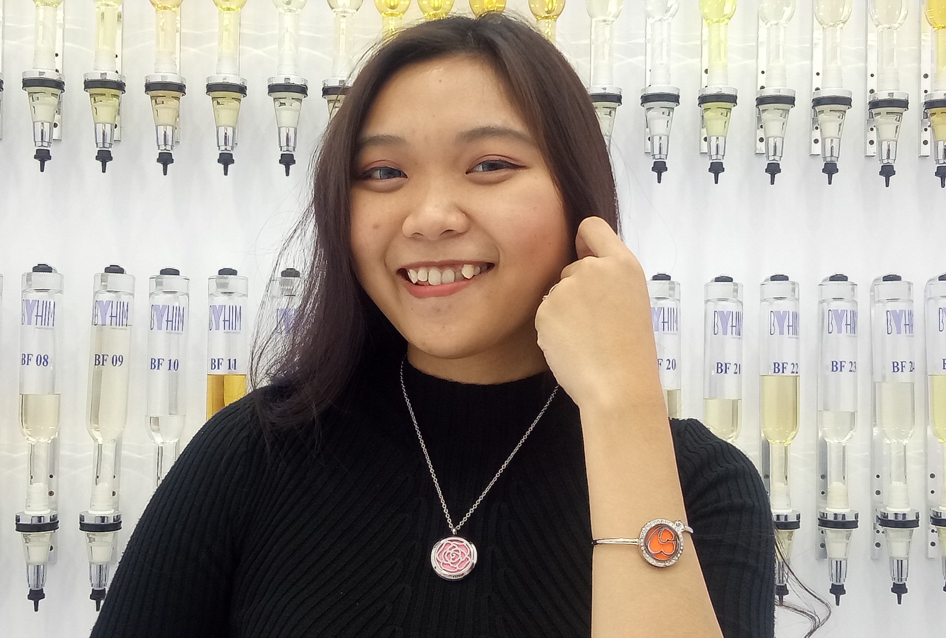 Gelang dan kalung aroma yang digunakan oleh model (Foto: Pita/ngopibareng.id)