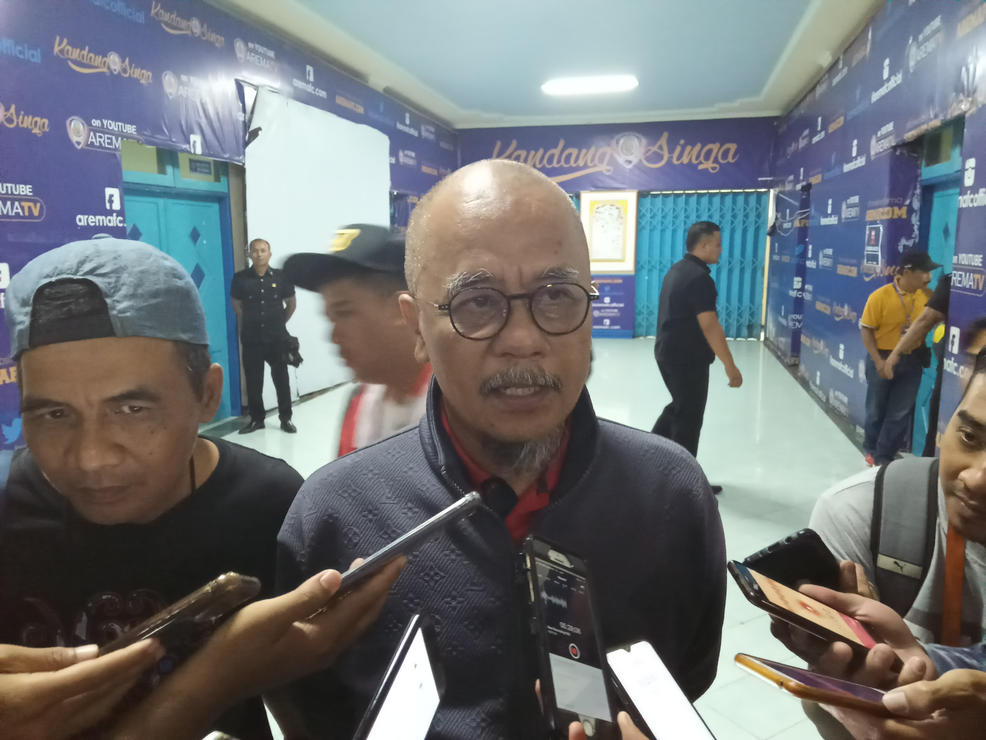 Eks Manager Madura United, Haruna Soemitro ketika diwawancarai di Stadion Kanjuruhan, Malang (Foto: Theo/ngopibareng.id)