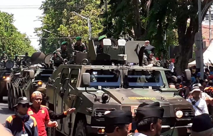 Wali Kota Surabaya, Tri Rismaharini saat menaiki mobil panser Anoa di Parade Juang, Sabtu 9 November 2019. (Foto: Haris/ngopibareng.id)