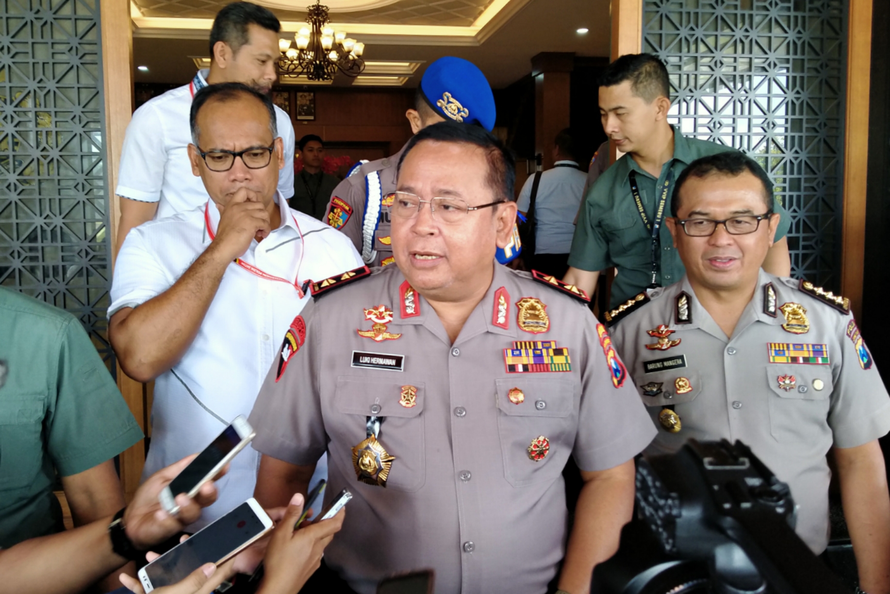 Kapolda Jatim, Irjen Pol Luki Hermawan (tengah). (Foto: Fariz/ngopibareng.id)