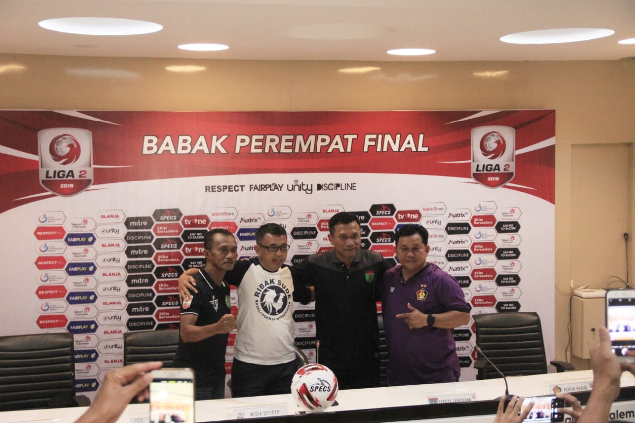 Empat pelatih kontestan babak 8 besar Liga 2 2019 melakukan foto bersama sesaat setelah konferensi pers sehari sebelum pertandingan. (Foto: Istimewa)