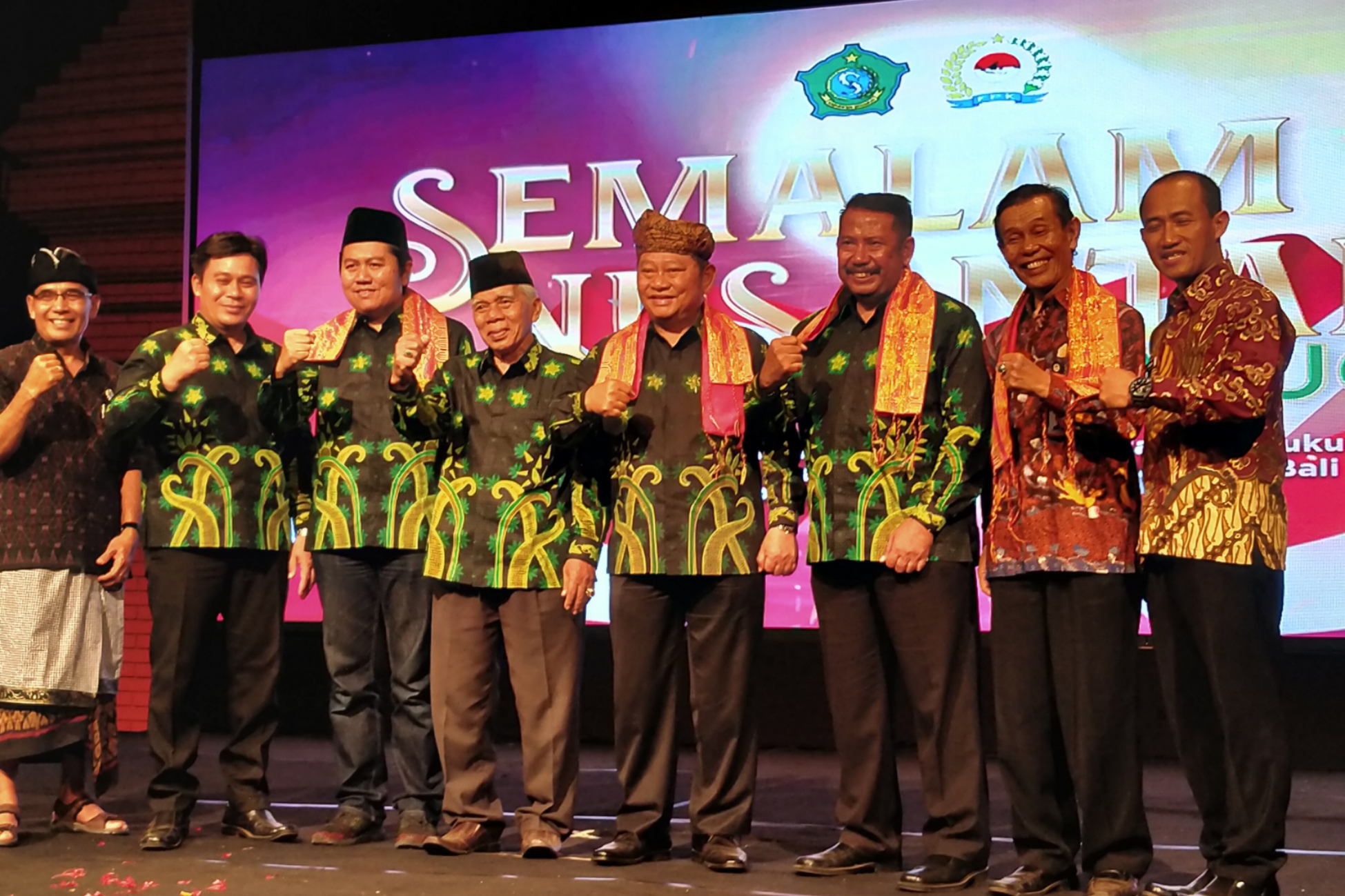 Bupati Sidoarjo, Saiful Illah (empat dari kanan) usai membuka Semalam Nusantara di Alun-Alun Sidoarjo, Sabtu 9 November 2019. (Foto: Fariz/ngopibareng.id)