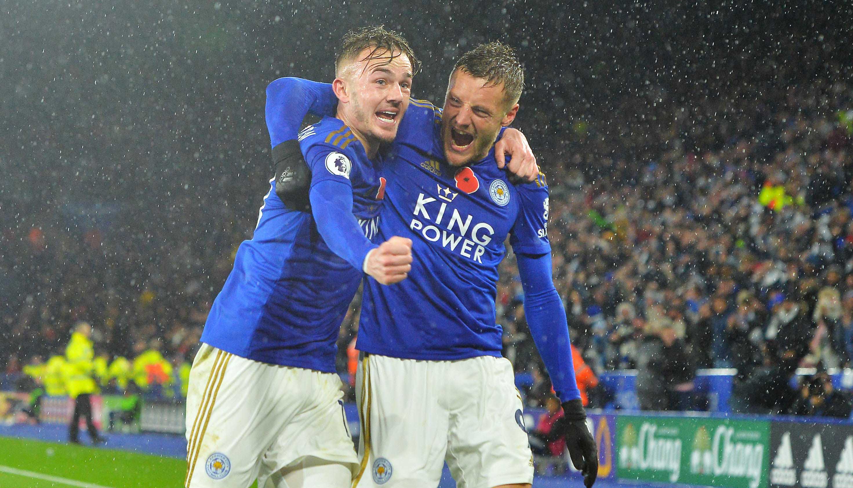 James Maddison dan Jamie Vardy saat merayakan gol penutup. (Foto: Twitter/ @LCFC)