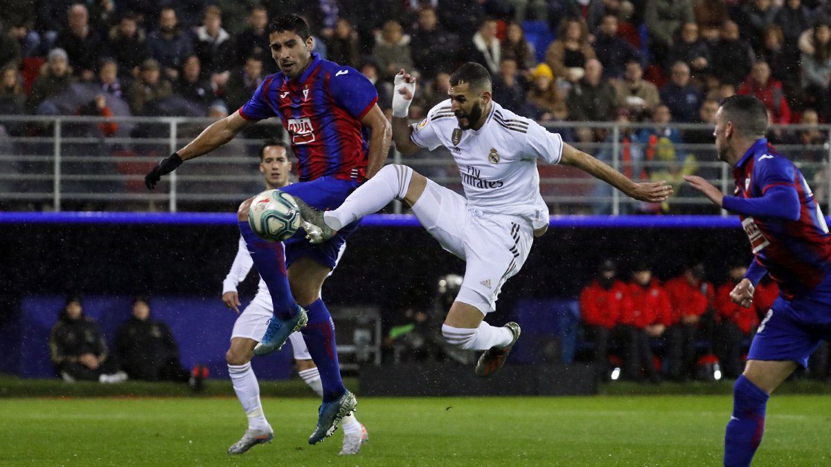 Karim Benzema tampil tajam dengan mencetak dua gol ke gawang Eibar. (Foto: Twitter/@realmadrid)