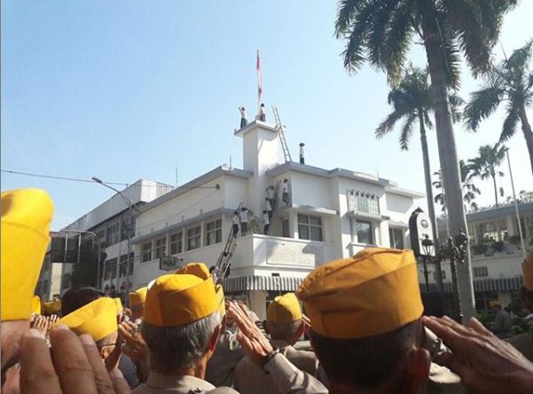 Hari Pahlawan 10 November teaterikal perobekan bendera Belanda menjadi Sang Saka Merah Putih. (Foto: Instagram Hotel Majapahit)