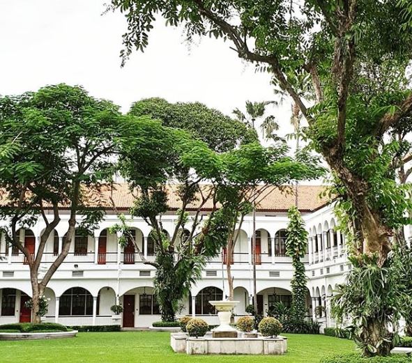 Ruangan terbuka hijau di area tengah hotel. (Foto: Instagram Hotel Majapahit)