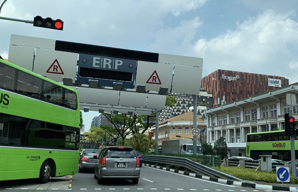 Lalu lintas di pusat kota Singapura. (Foto Tofan Mahdi)