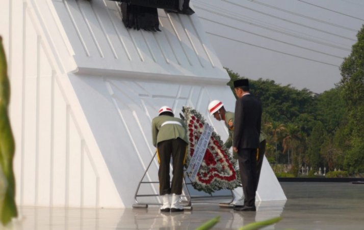 Presiden Jokowi meletakkan karangan bunga di Tugu TMP Kalibata Jakarta, Minggu. (Foto: Antara/Agus Salim)